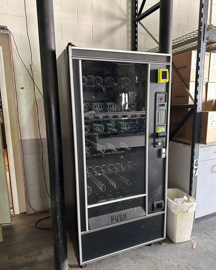 Black Snack Vending Machine (3)