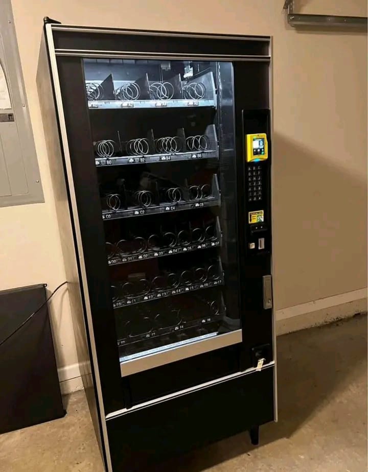 Crane National 158 Snack Vending Machine (1)
