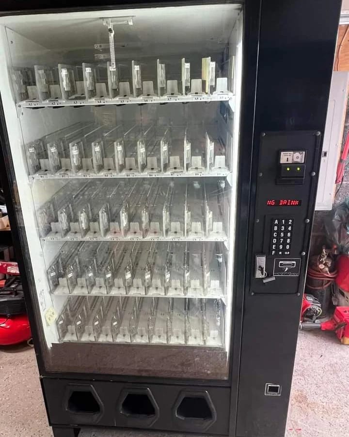 Dixie Narco 5591 BevMax Bottle Drop Beverage Vending Machine (2)
