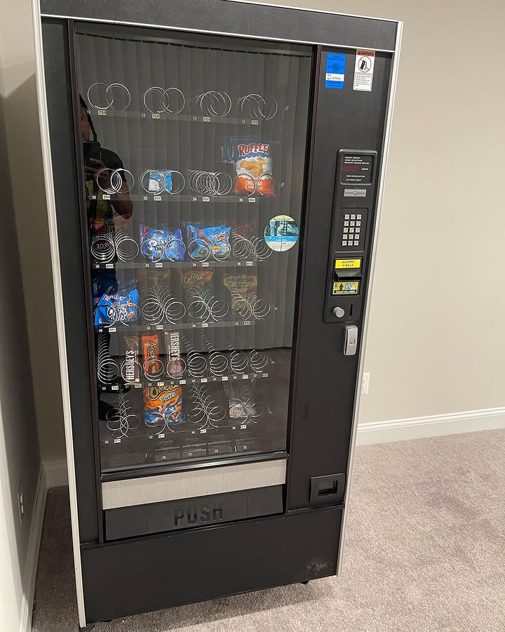 Seaga Envision ENV4S 4-Wide Snack Vending Machine (1)