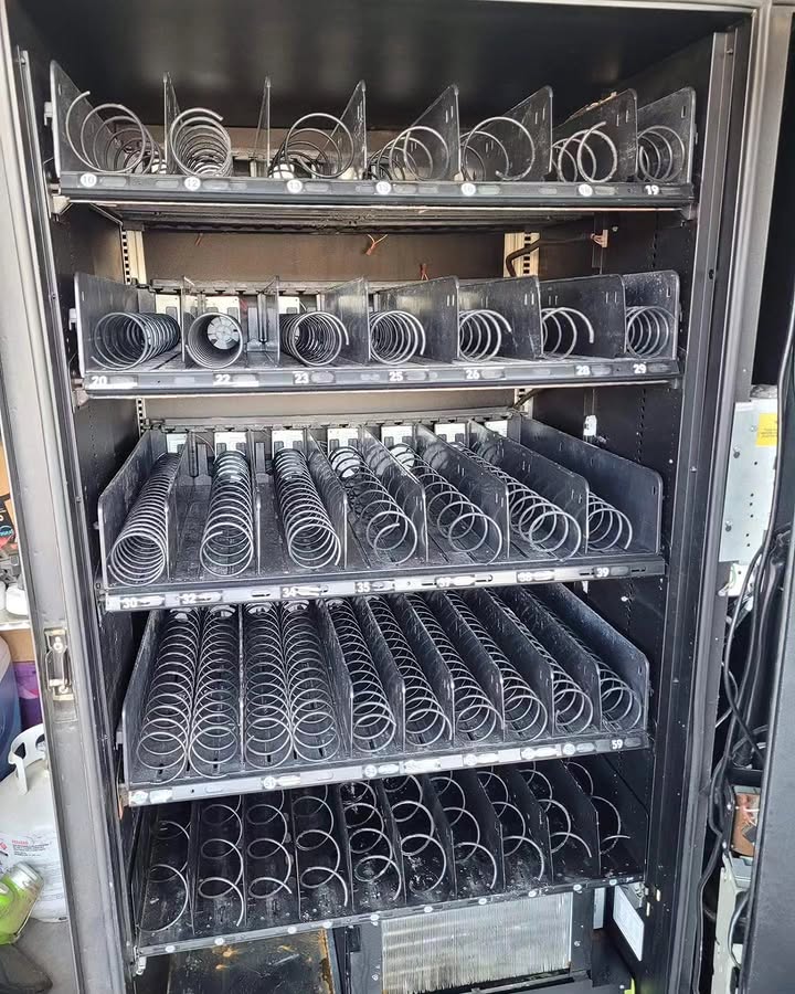 Wittern 3572 glass-front combo vending machine (manufactured in 2013) (2)